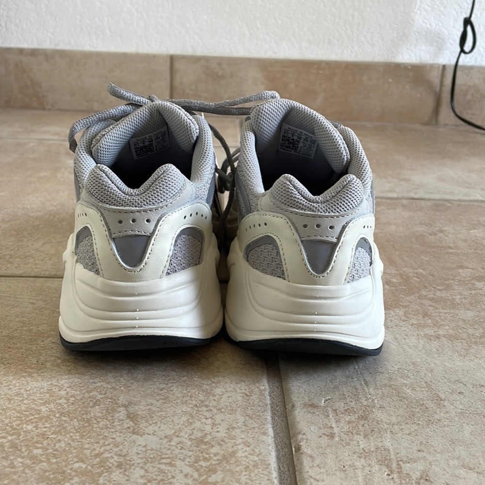 BNWT Yeezy Boost 700 V2 shoes - Picture 5 of 6